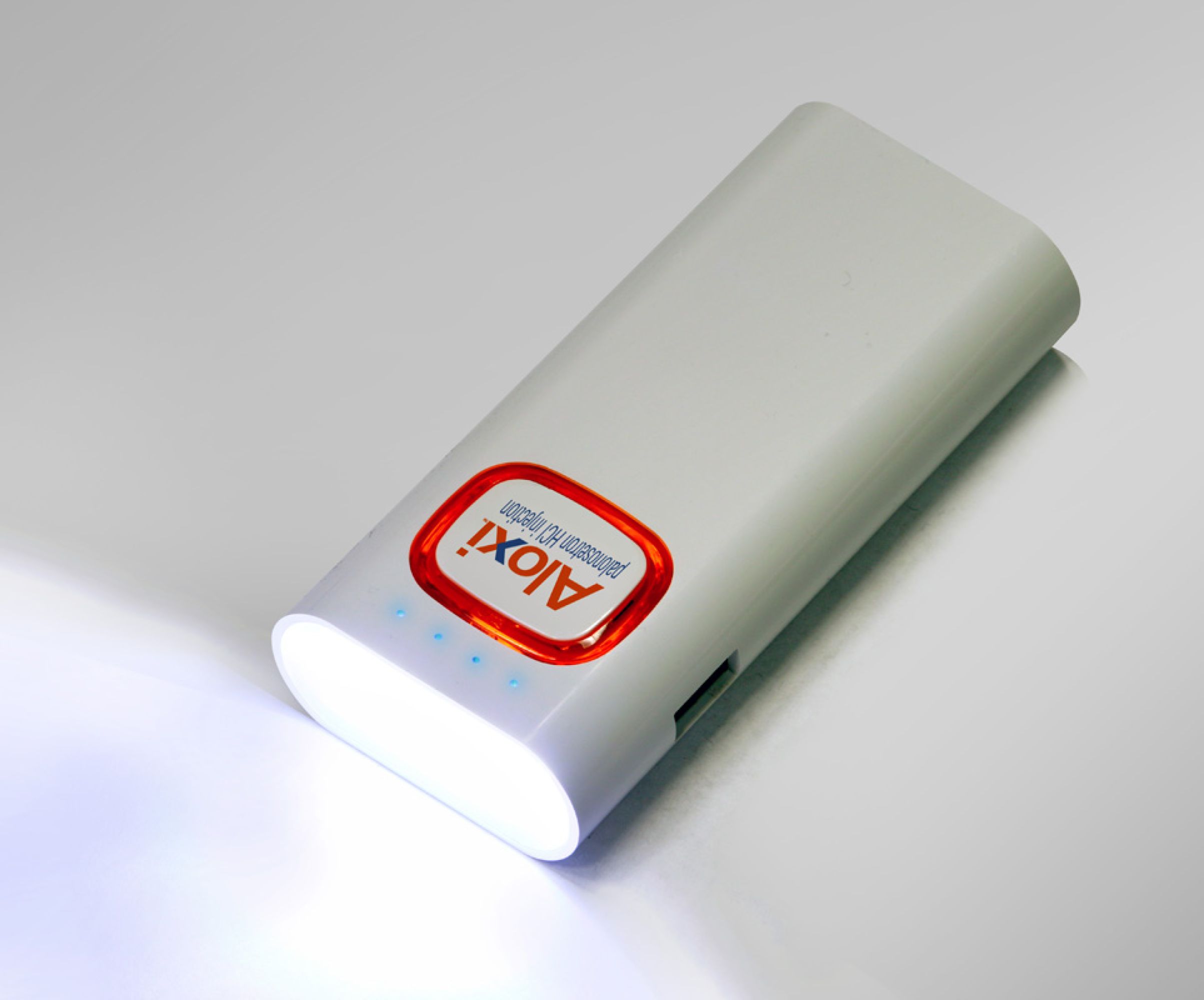 Зарядное устройство с LED-фонариком и подсветкой логотипа, 4400 mAh, белый, арт. 7450-1 - вид 2 из 6